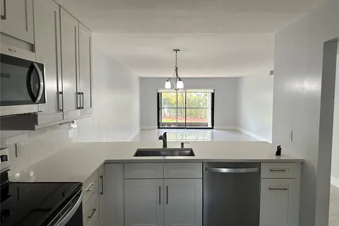 286 Racquet Club Rd # 105, Weston FL 33326