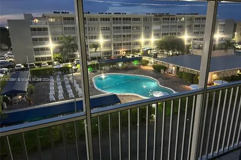 329 SE 3rd St # 405T, Hallandale Beach FL 33009