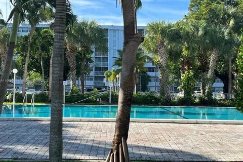 700 NW 214th St # 319, Miami Gardens FL 33169
