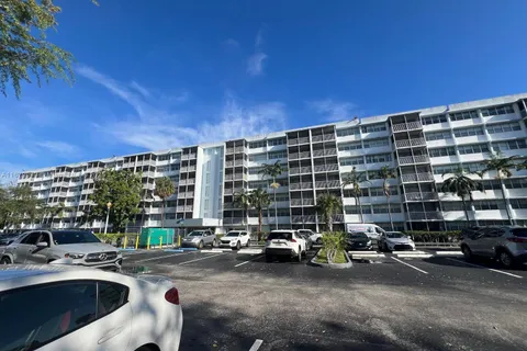 700 NW 214th St # 319, Miami Gardens FL 33169