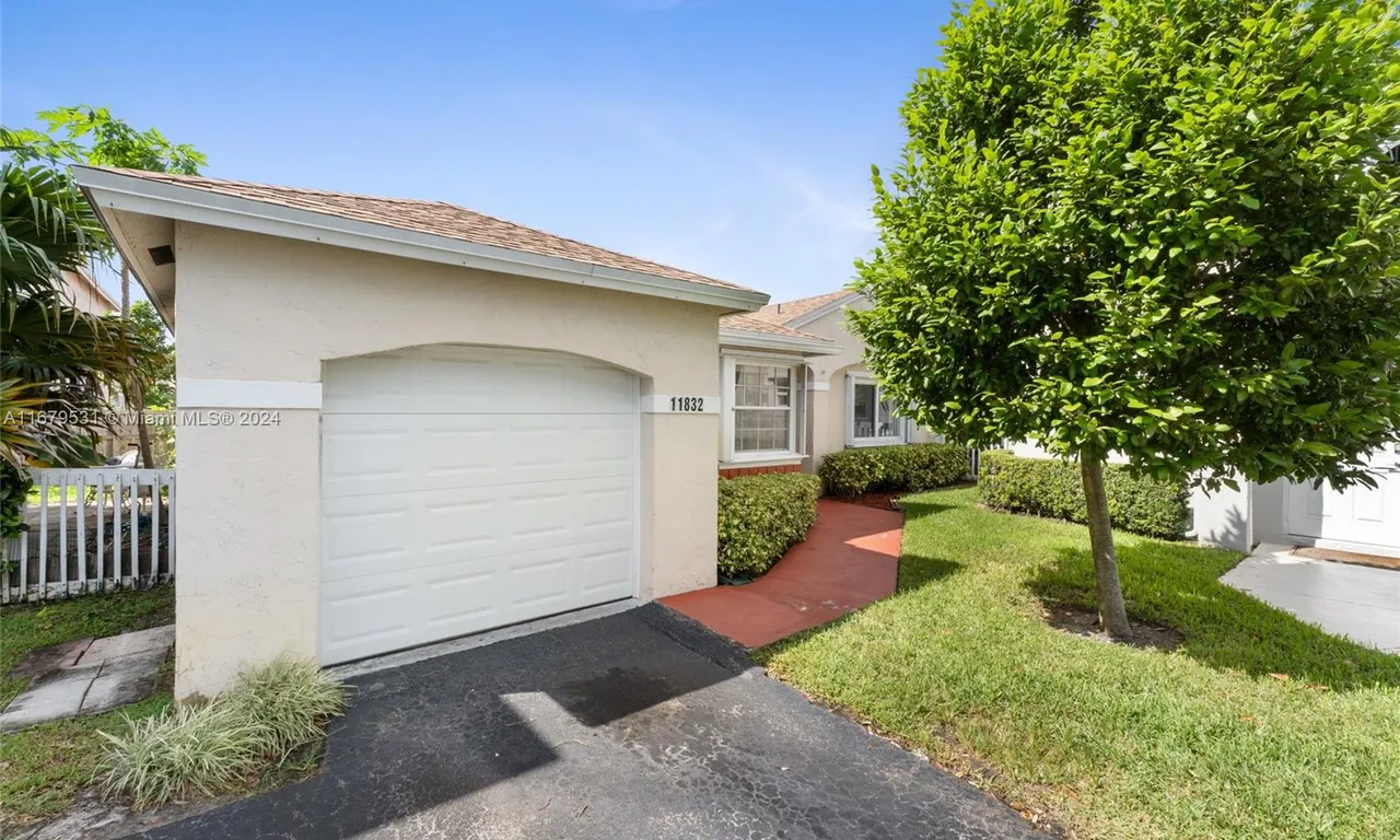 11832 NW 13th St, Pembroke Pines FL 33026