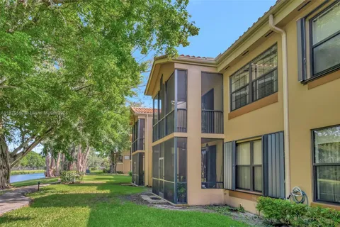 15505 Miami Lakeway # 6, Miami Lakes FL 33014