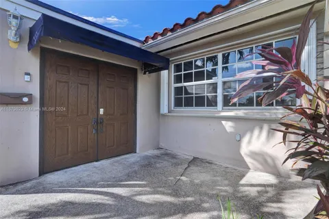 1671 S Treasure Dr, North Bay Village FL 33141