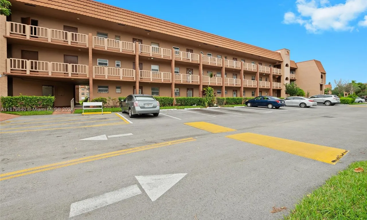 9580 Sunrise Lakes Blvd # 209, Sunrise FL 33322