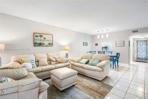 31 Abbey Ln # 101, Delray Beach FL 33446