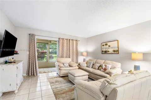 31 Abbey Ln # 101, Delray Beach FL 33446