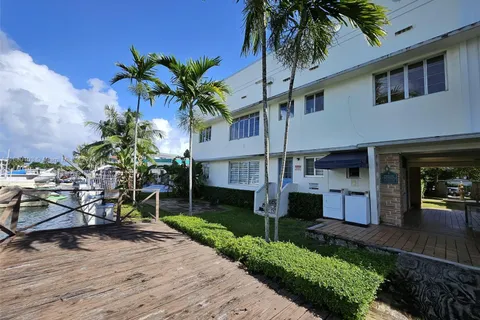 2137 Calais Dr # 15, Miami Beach FL 33141