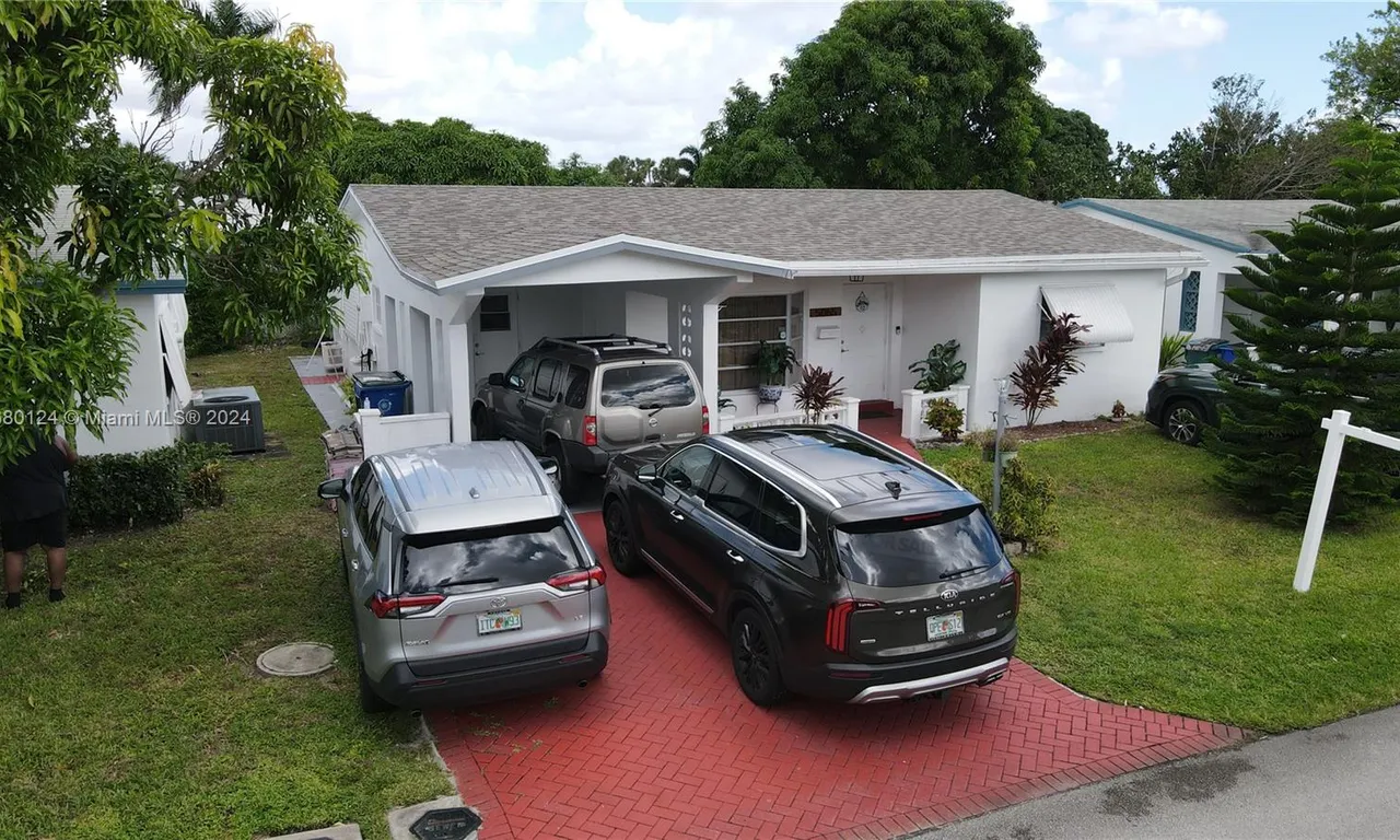 5065 NW 43rd Ct, Lauderdale Lakes FL 33319