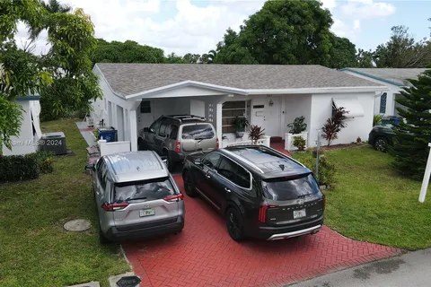 5065 NW 43rd Ct, Lauderdale Lakes FL 33319