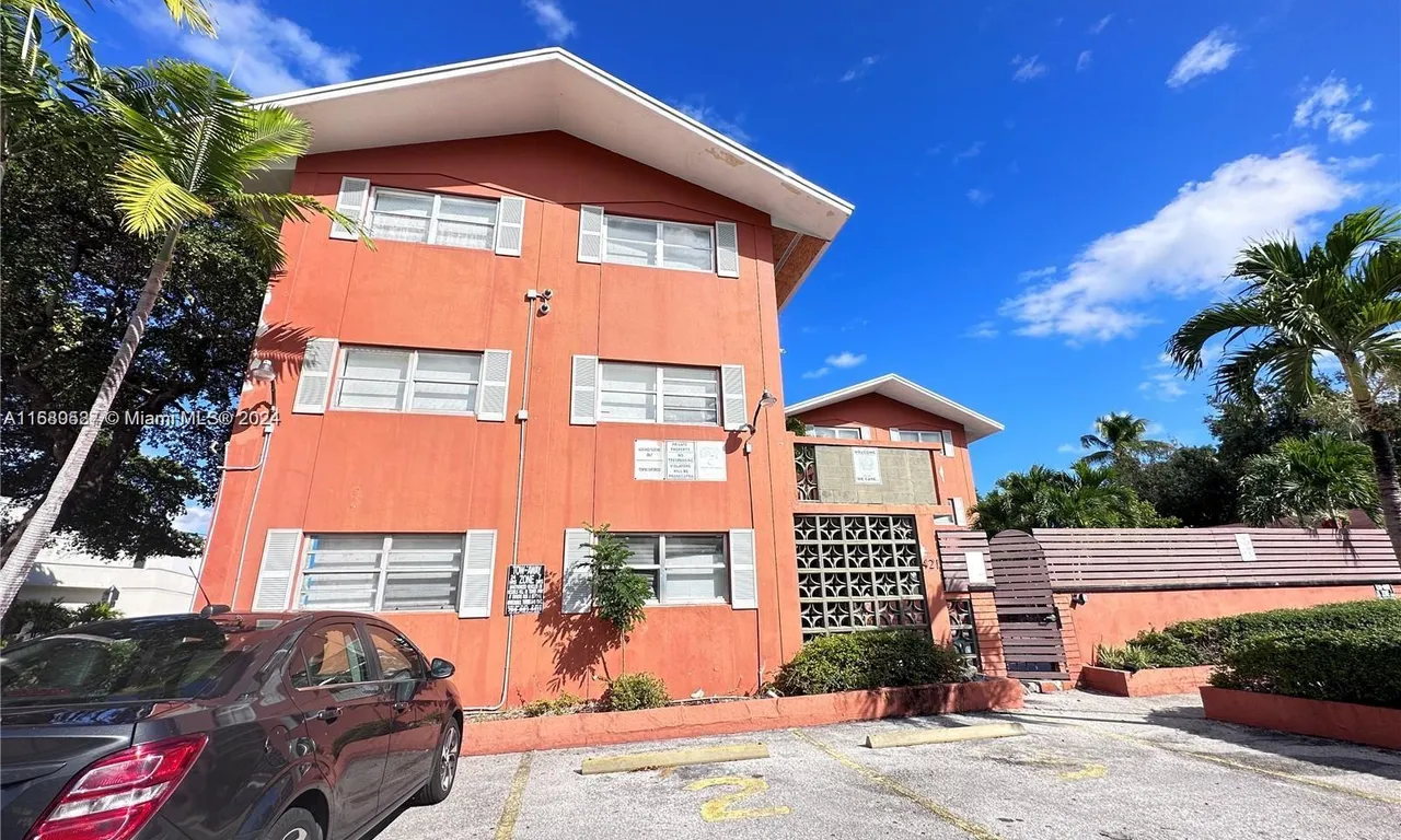 421 NE 68 st # 8, Miami FL 33138