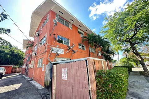 421 NE 68 st # 8, Miami FL 33138