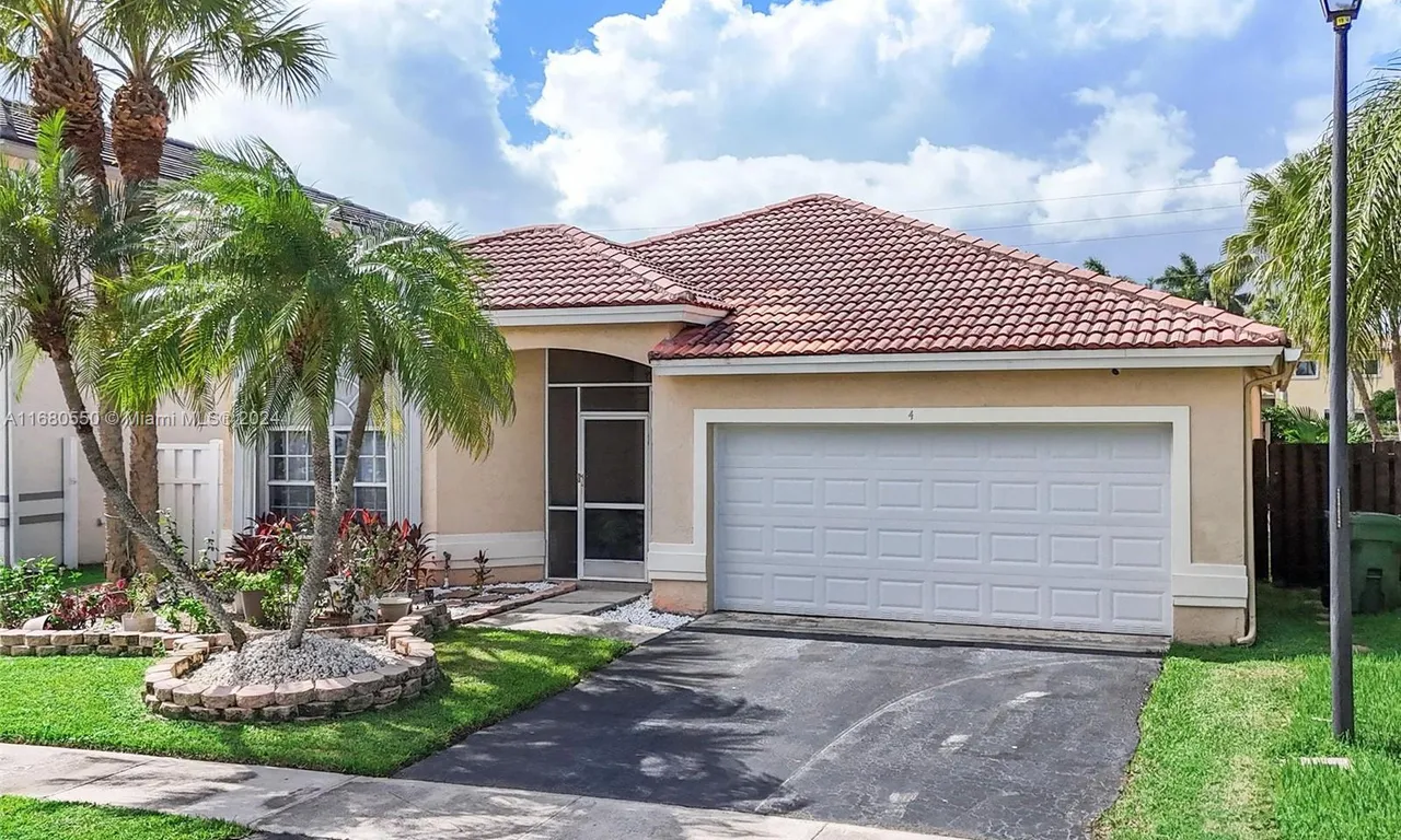 4 Gables Blvd, Weston FL 33326