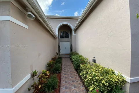 495 Carrington Ln, Weston FL 33326