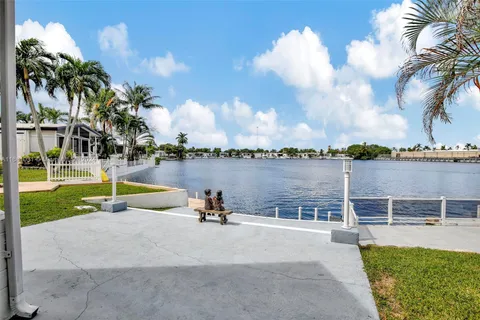 128 Lake Shore Dr, Pembroke Park FL 33009