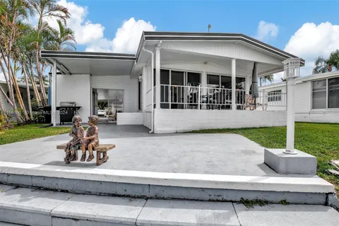 128 Lake Shore Dr, Pembroke Park FL 33009