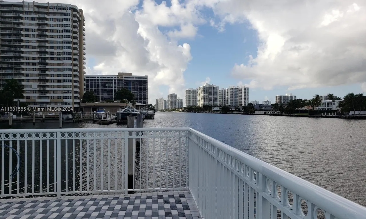 1913 S Ocean Dr # 422, Hallandale Beach FL 33009