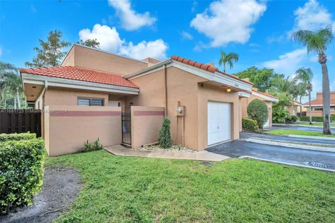 12048 S Las Palmas Dr, Pembroke Pines FL 33025