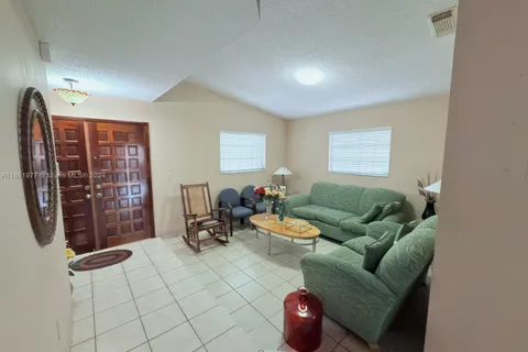 2783 W 70th St, Hialeah FL 33016