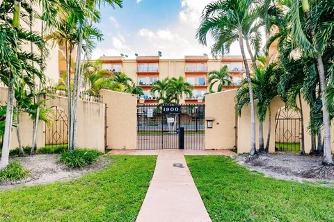 1900 W 54th St # 213, Hialeah FL 33012