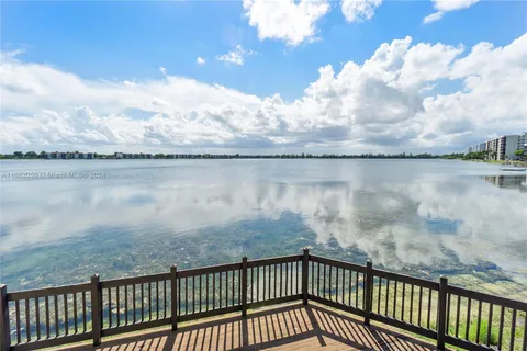 105 Emerald Lake Dr. # 315, Oakland Park FL 33309