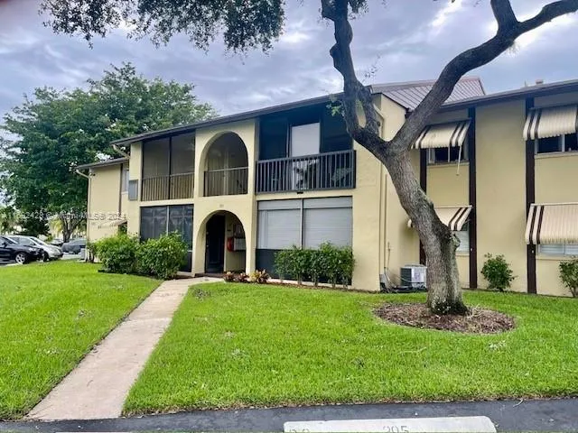 305 Pine Ridge Cir # 2, Green Acres FL 33463