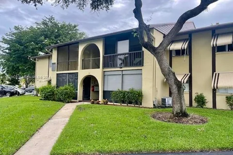 305 Pine Ridge Cir # 2, Green Acres FL 33463