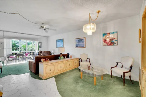 4350 Hillcrest Dr # 205, Hollywood FL 33021