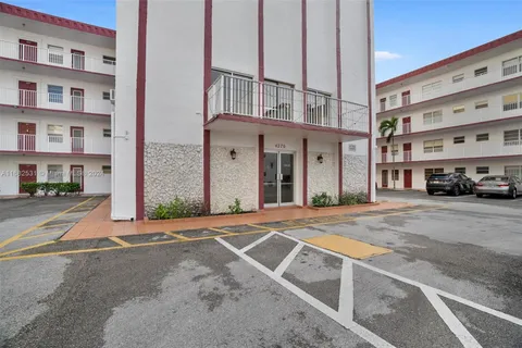 4270 NW 40th St # 106, Lauderdale Lakes FL 33319