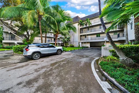 6815 Edgewater Dr # 103, Coral Gables FL 33133