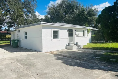 2285 NW 102nd St, Miami FL 33147