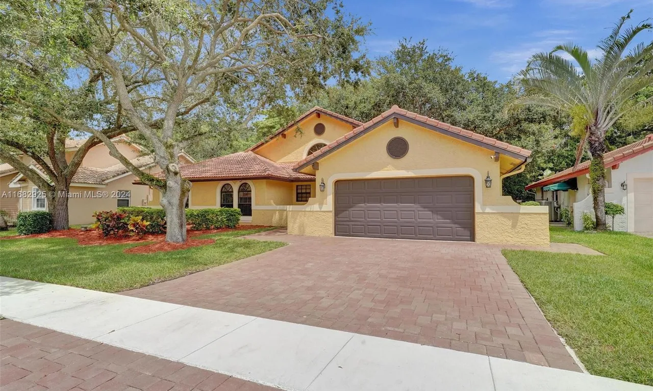 1910 E Oak Knoll Cir, Davie FL 33324