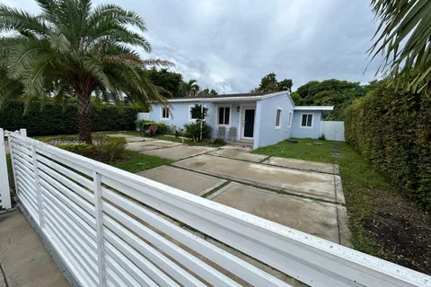 15800 NE 14 CT, North Miami Beach FL 33162