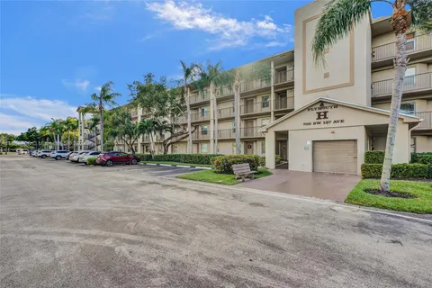 700 SW 137th Ave # 402H, Pembroke Pines FL 33027