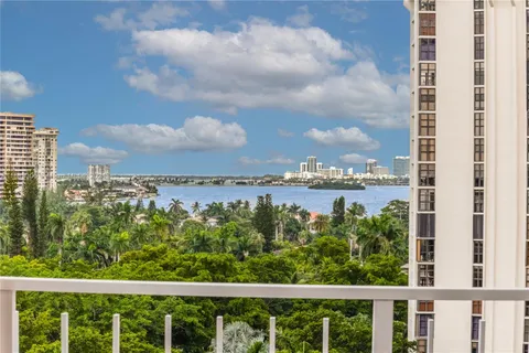 2000 Towerside Ter # 1111, Miami FL 33138