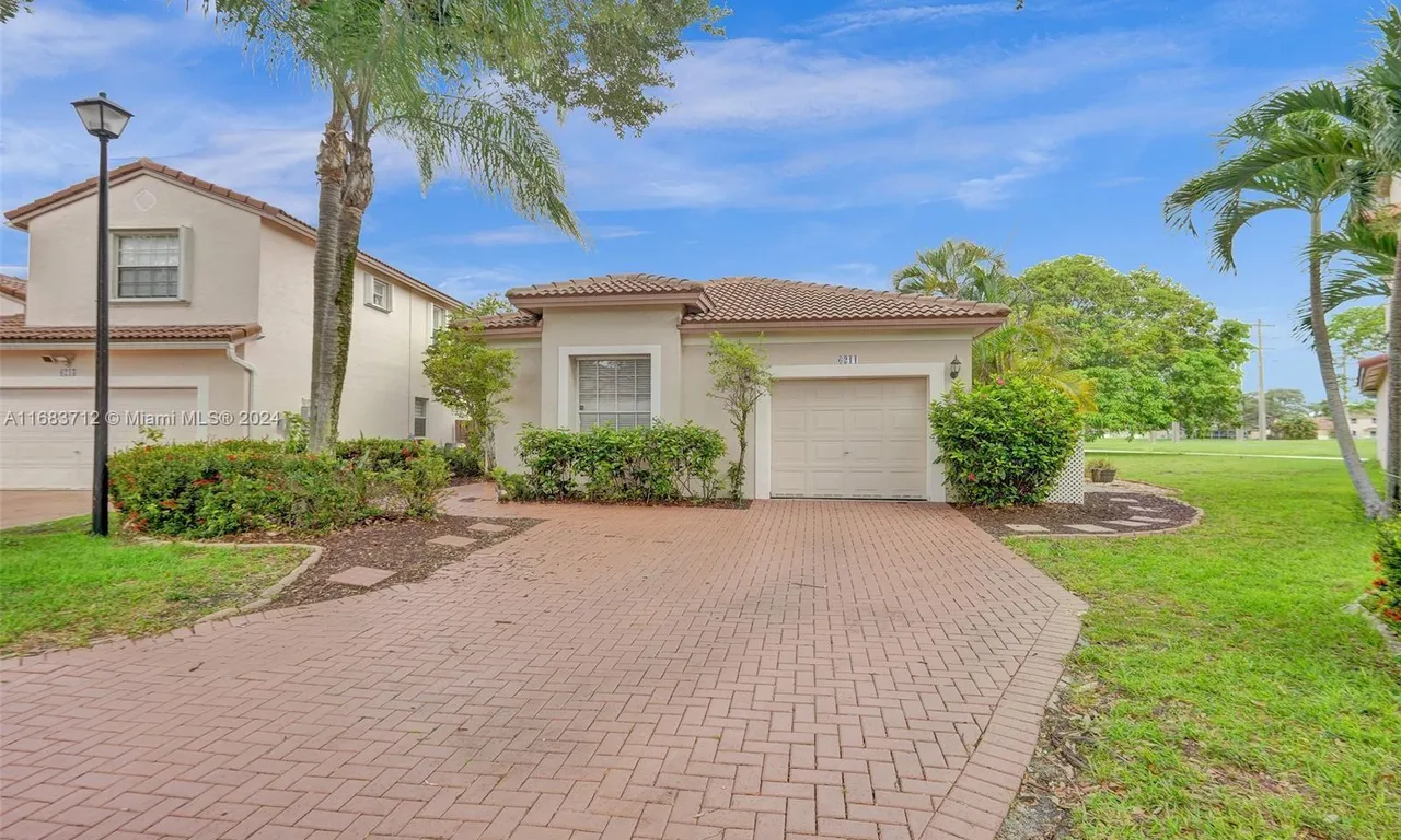 6211 NW 38th Dr, Coral Springs FL 33067