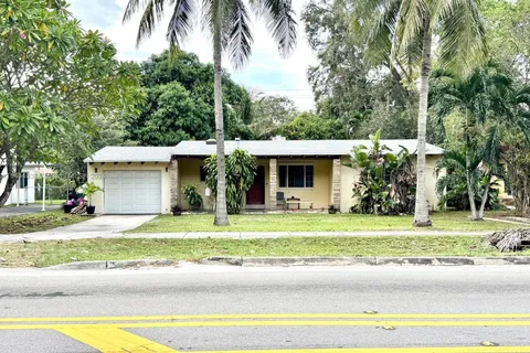 645 NE 159th St, Miami FL 33162