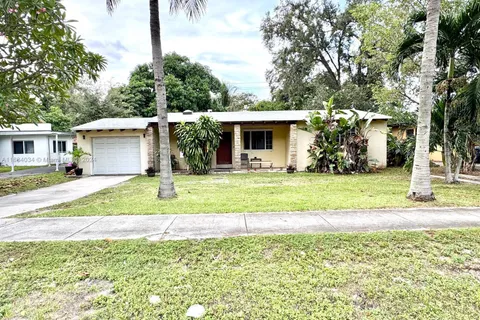 645 NE 159th St, Miami FL 33162