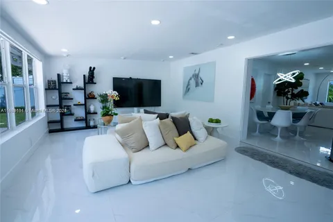 31 SW 6th St # 0, Hallandale Beach FL 33009