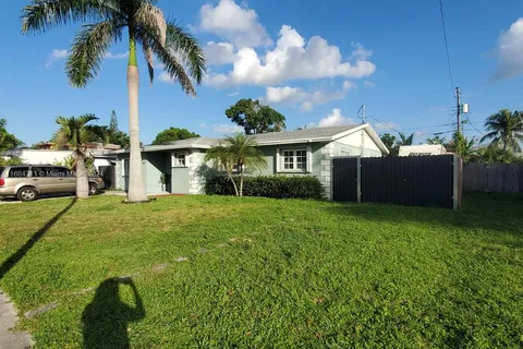 421 NE 39th St, Deerfield Beach FL 33064