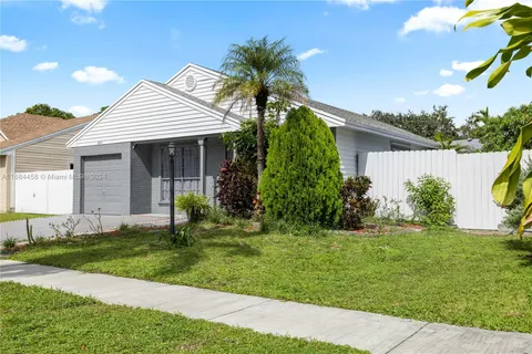 8641 SW 15th St, Pembroke Pines FL 33025