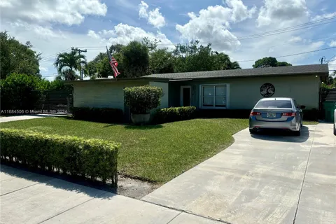 8969 Caribbean Blvd, Cutler Bay FL 33157