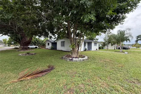 6800 SW 10th Ct, Pembroke Pines FL 33023