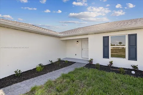 1208 NW Juanita Pl, Cape Coral FL 33993