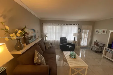 9141 Sunrise Lakes Blvd # 206, Sunrise FL 33322