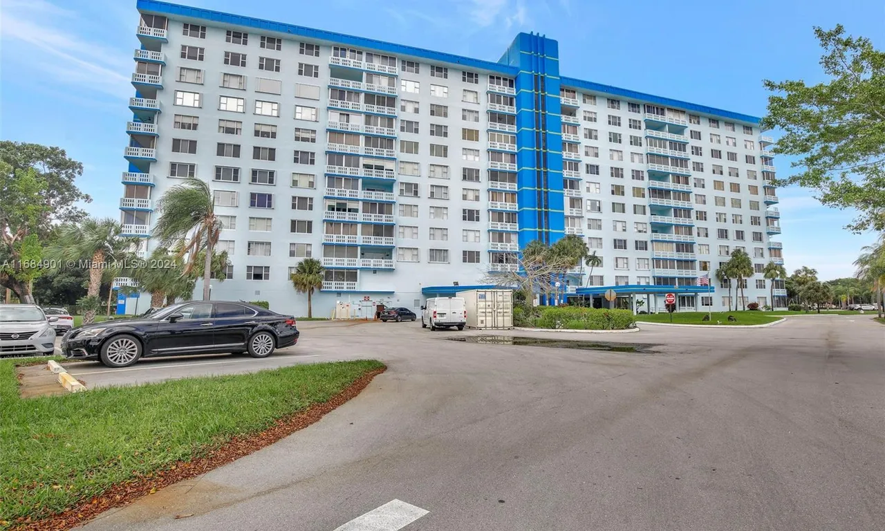 4001 Hillcrest Dr # 110, Hollywood FL 33021