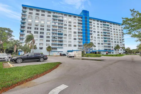 4001 Hillcrest Dr # 110, Hollywood FL 33021