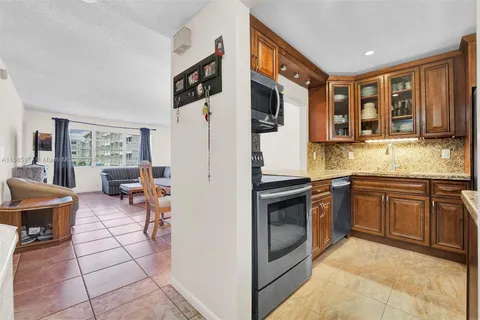 410 SE 2nd St # 220, Hallandale Beach FL 33009