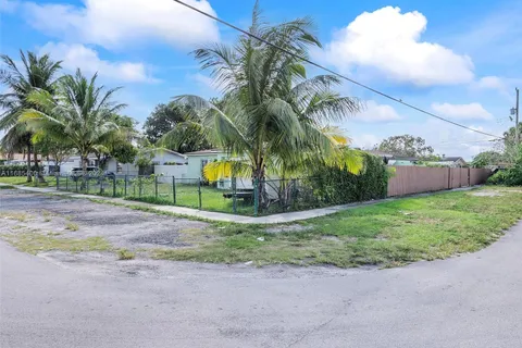 710 E 39th St, Hialeah FL 33013