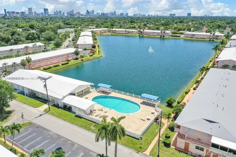 820 SW 11th Ave # 16B, Hallandale Beach FL 33009