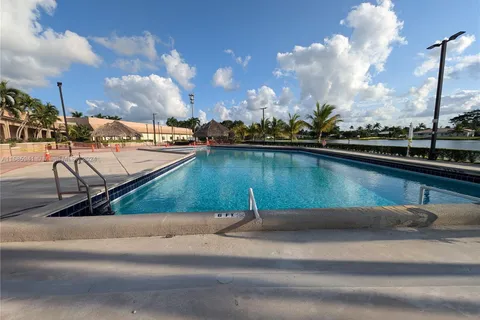 310 Lakeview Dr # 105, Weston FL 33326